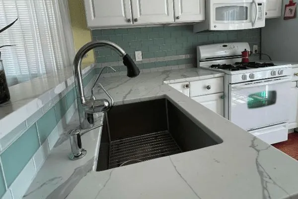 Kitchen sink with quartz countertop and backsplash installed in North Brunswick, NJ